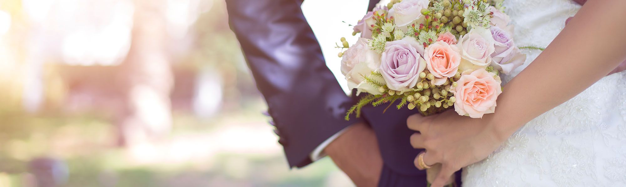 marié et mariée tenant un bouquet