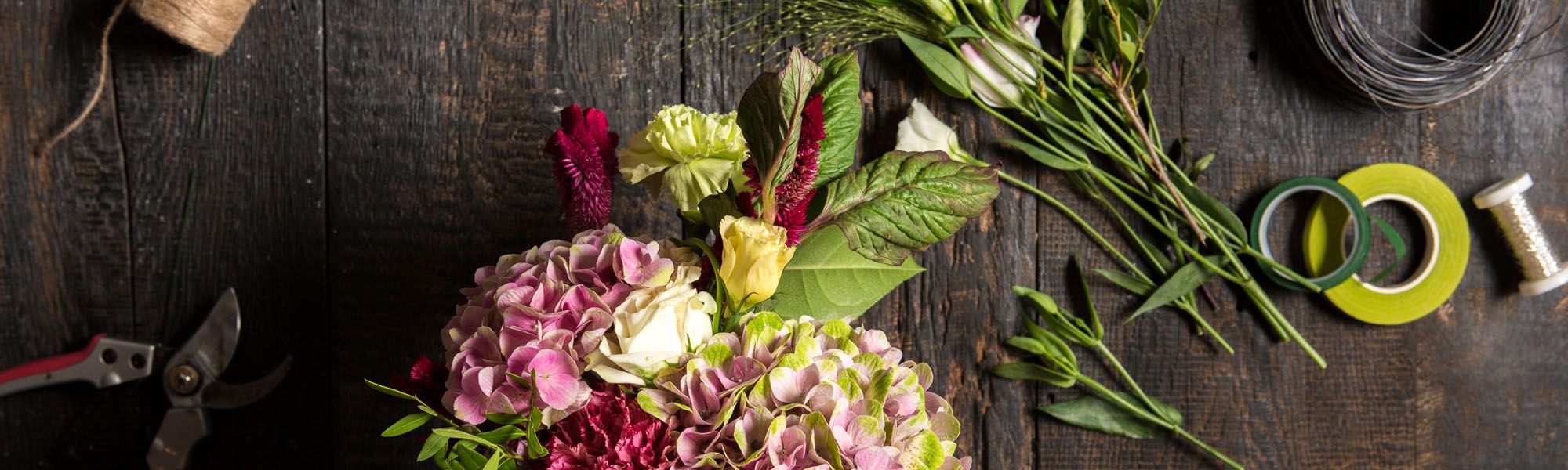 bouquet en préparation sur planche en bois