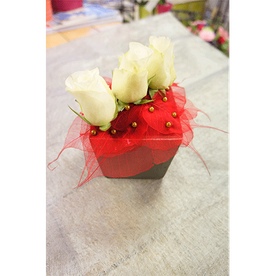 composition florale roses blanches dans pot rouge