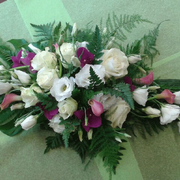 bouquet de fleurs blanches et violettes