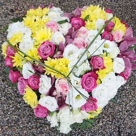 composition funéraire en coeur rose blanche et jaune