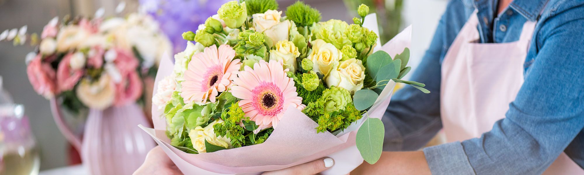 bouquet de fleurs tenus dans les mains d'un vendeuse